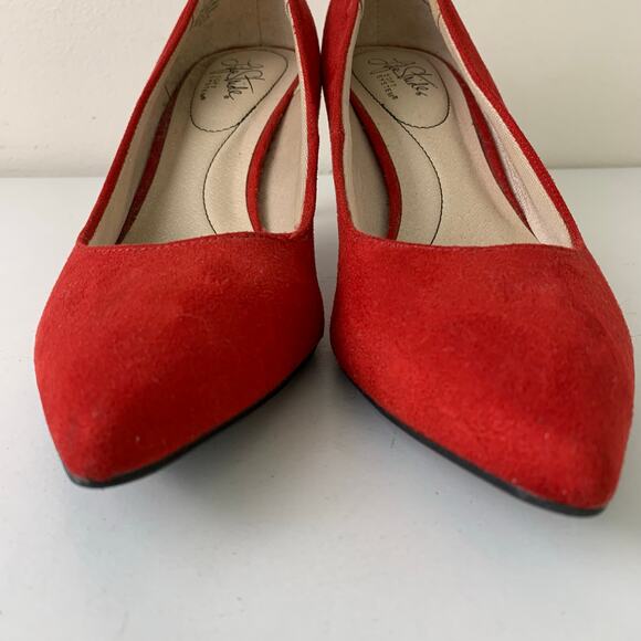 Life Stride Size 10M Pointed Toe Faux Suede Comfort Pumps Red Heels Holiday - Picture 5 of 13